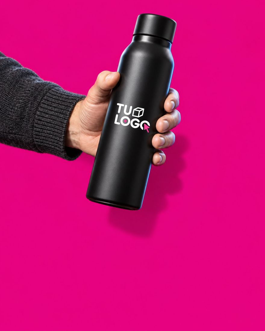 Mano entregando un termo negro marcado con el logo del cliente sobre fondo magenta PROMI